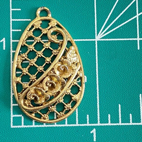 Egg Shaped Pendant Gold Tone Open Work Mesh Patern Roses Overlay - Picture 8 of 8
